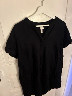 Svart blus med V-ringning från H&M