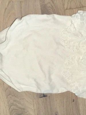 Vit väst med spetsdetaljer från Zara Zara vit body, storlek 80