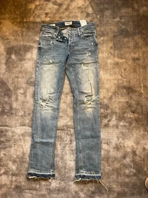 Blå slitna jeans från Nudie Jeans