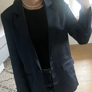 Oanvänd satin blazer