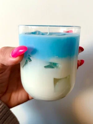 Blå matcha latte doftljus i glas