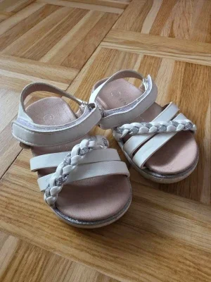 Vita sandaler med flätad rem