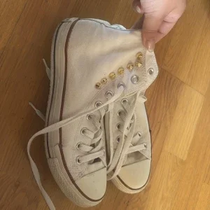 Vita Converse All Star med nitar