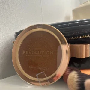 Revolution bronzer i guldbrun nyans