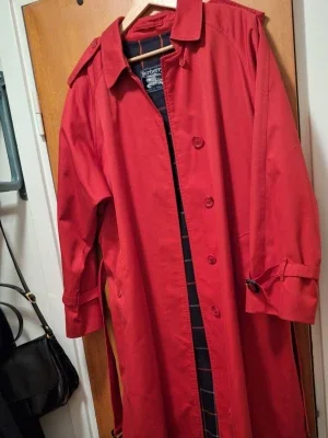 Röd trenchcoat från Burberry