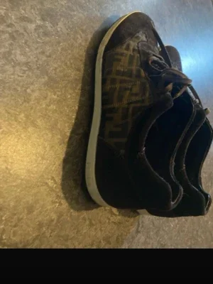 Bruna Fendi sneakers med monogram