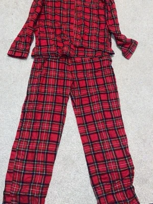 Rutig röd pyjamas från Lindex