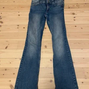 Blå bootcut jeans från H&M, low waist