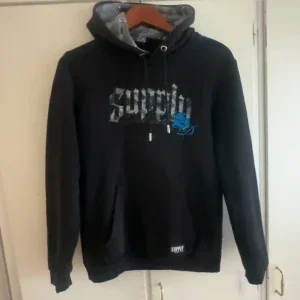 Svart hoodie Supply & Demand XS
