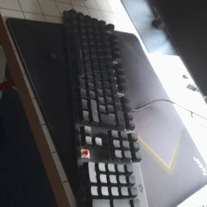 Svart mekaniskt tangentbord