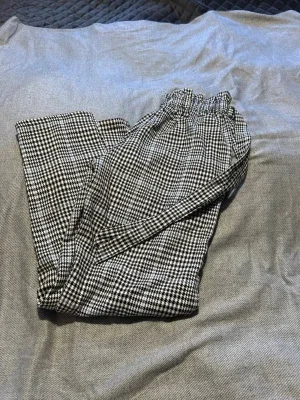 Svarta och vita rutiga byxor H&M