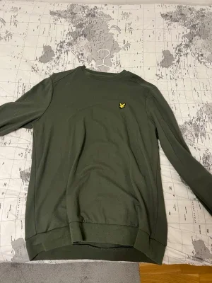 Olivgrön sweatshirt från Lyle & Scott