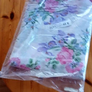 Blommig Gardintyg 10 meters bunt med rosa och lila blommor