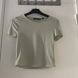Ljusribbad topp från Vero Moda