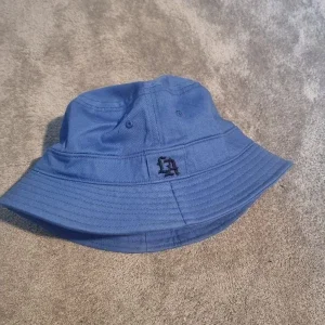 Blå LA bucket hat i bomull