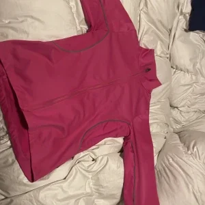 Rosa jacka med dragkedja