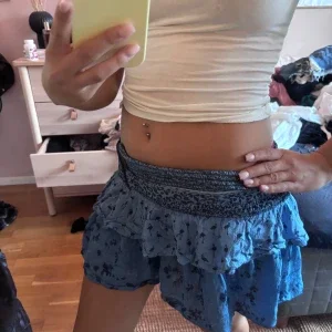 Blå volangshorts Baum und Pferdgarten
