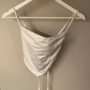 Vit crop top med snörning i ryggen - H&M