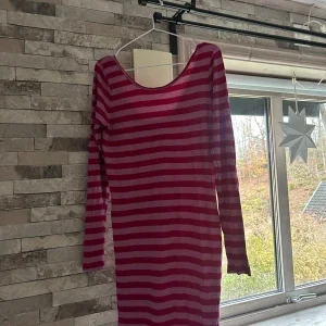 Randig röd och rosa långärmad klänning