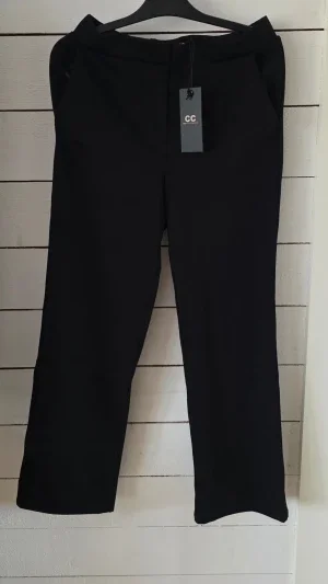 Svarta kostymbyxor från Capri Collection