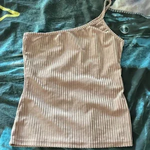 One shoulder topp