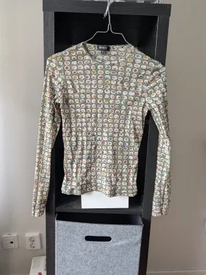 Mönstrad mesh-top från Kookai