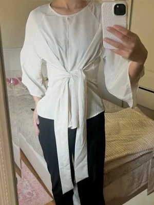 Beige blus med knytband i midjan