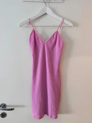 Rosa ribbad kortklänning. chiquelle