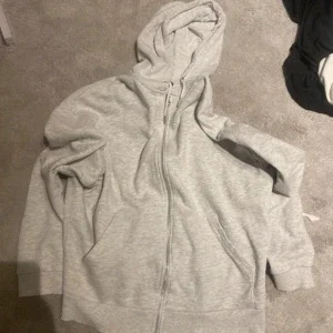 Grå zip up