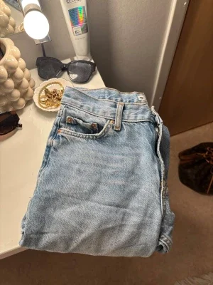Ljusblå jeans från Gina tricot perfect jeans
