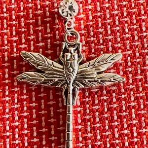 By prisförslag- 1 st Silverfärgat örhänge med trollslända och diamant
