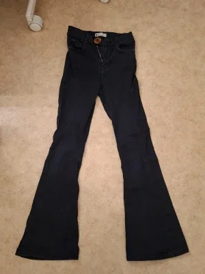 Svarta flared jeans med high waist