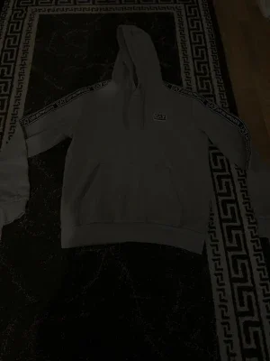 Grå EA7 hoodie med logga