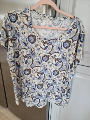 T-shirt med blått mönster. Från Soyaconcept