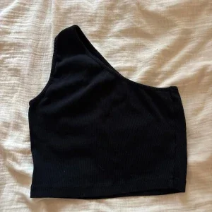 Svart one shoulder topp Even&Odd