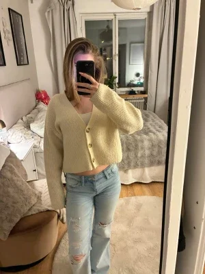 Krämvit cropped cardigan med knappar