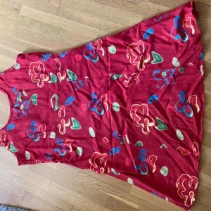 Röd blommig klänning från Vero Moda