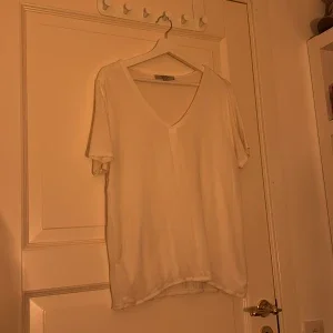 Vit t-shirt från Comma