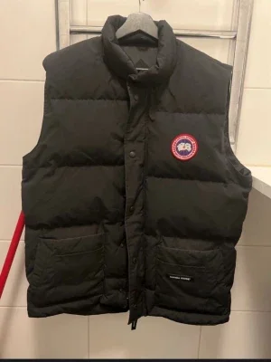 Svart dunväst från Canada Goose, herr