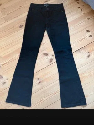 Svarta låga bootcut jeans från Pieces
