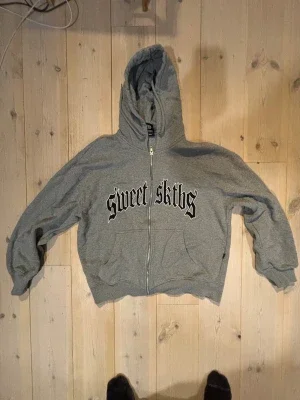 Grå Sweet Sktbs zip hoodie