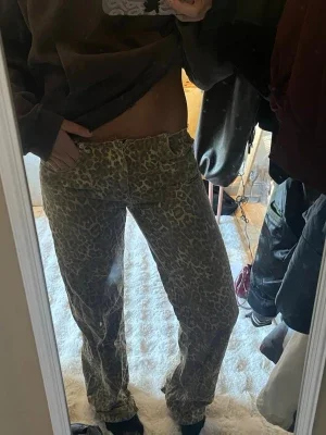 Leopardmönstrade jeans med raka ben