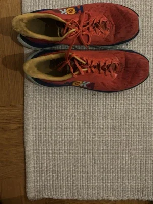 Röda Hoka sneakers med mesh