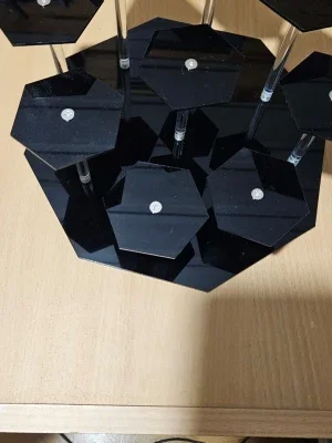 Svart hexagon hyllställ i akryl