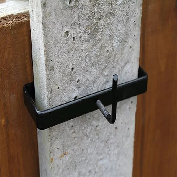 Betongstolpklämmor, säkerhetsstolpsfästen kompatibla med staketstolpar, betong eller trä, justerbar stålsupport kit kompatibelt med 4" betongfundament