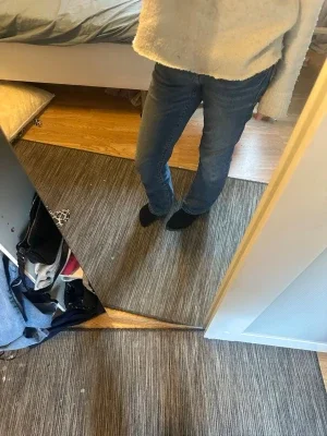 Blå bootcut jeans med low waist från Gina tricot