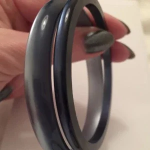 Blå armband i plast