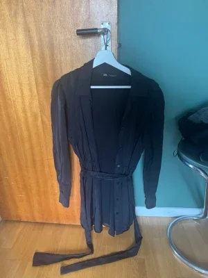 Svart skjortklänning från Zara