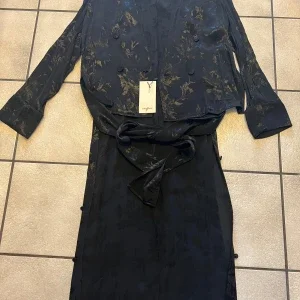 Svart kavaj med lång baksida med blommigt mönster från Zara Basic