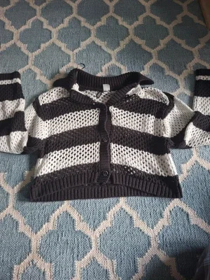 Randig stickad cropped cardigan